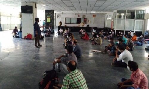 एम्स में नर्सों का प्रदर्शन, पीपीई किट से हो रहे इंफेक्शन, ड्यूटी के घंटे कम करने की मांग