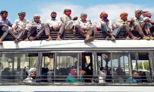 नीतीश सरकार के वादों के बीच शुरू हो गया प्रवासी मजदूरों का पलायन, बसों-ट्रेनों से दूसरे प्रदेशों को निकलने लगे मजदूर