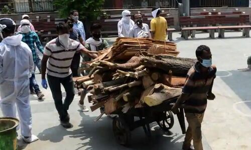 निगमबोध श्मशान पर शवों की बाढ़, परिजनों की लापरवाह भीड़ से श्मशानकर्मी डर के साये में