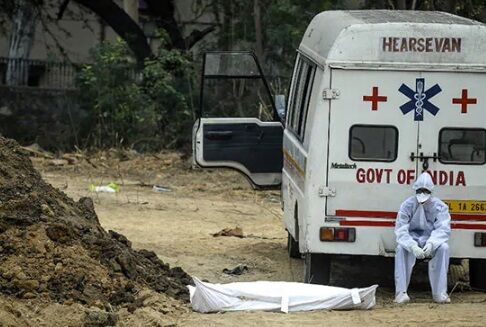 कोरोना रोगियों की दुर्दशा : कहीं बेड पर पड़ी रहीं लाशें, कहीं इलाज के लिए मांगे लाखों रुपए