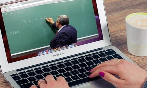 ऑनलाइन शिक्षा नियमित स्कूलों का नहीं बन पाएगी कभी विकल्प, बच्चों के लिए स्कूल जाना ही बेहतर