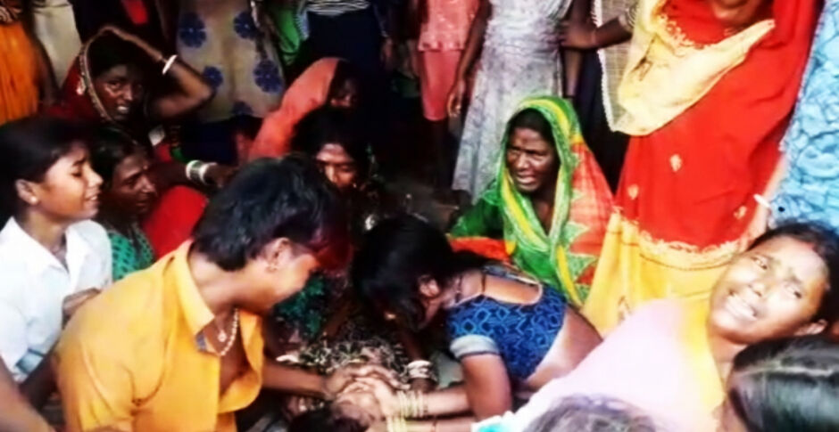 अंधविश्वासः सर्पदंश से मृत बच्ची को जीवित करने के नाम पर घंटों चला झाड़-फूंक का ड्रामा अंधविश्वासः सर्पदंश से मृत बच्ची को जीवित करने के नाम पर घंटों चला झाड़-फूंक का ड्रामा