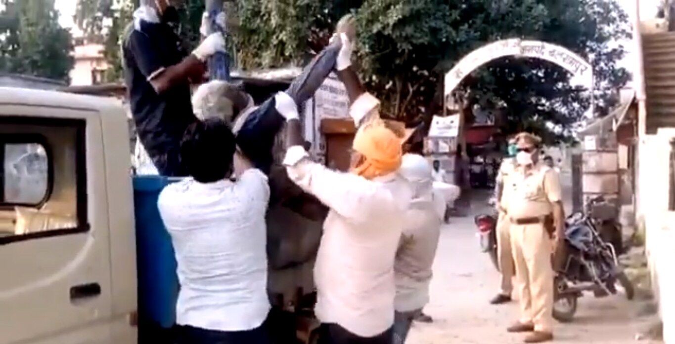 योगीराज में कहीं कचरा गाड़ी ने उठायी लाश तो कहीं सड़क किनारे पड़ा रहा शव