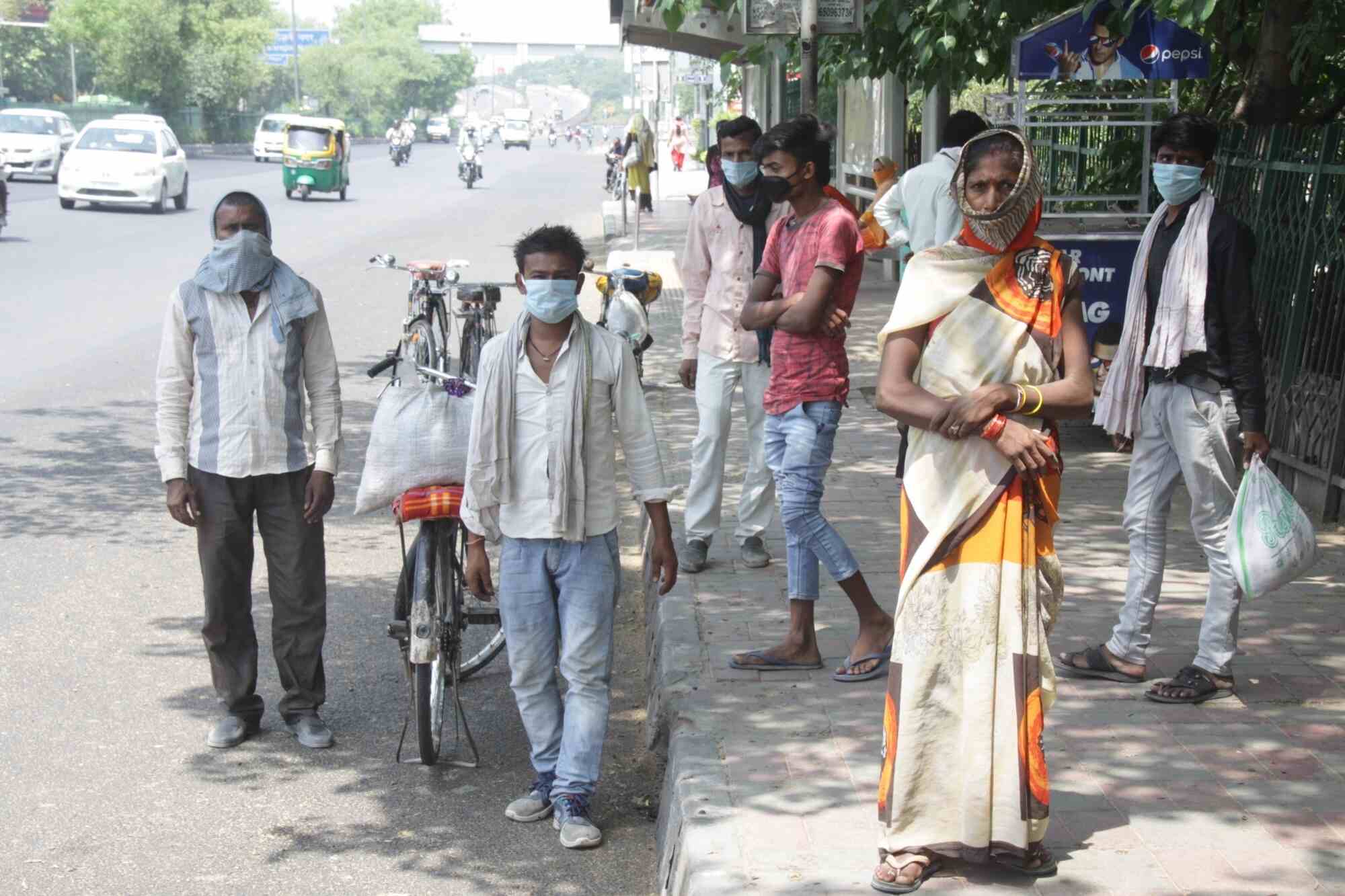 कोरोना के गहराते संकट के बीच दिल्ली में प्रवासी मजदूर रुकने को नहीं तैयार