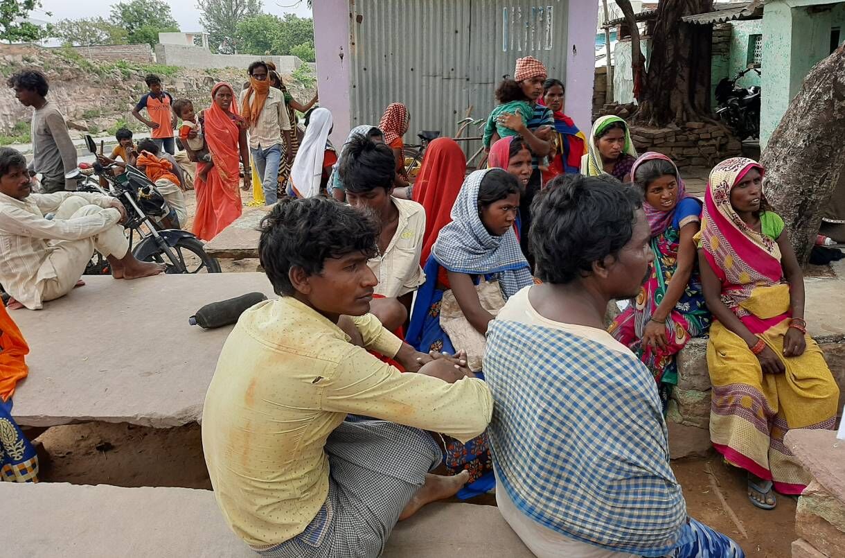 UP में आदिवासी मनरेगा मजदूर खाली पेट जीने को मजबूर, महीनों से नहीं हुआ पेमेंट तो मजबूरी में कर रहे थाने पर प्रदर्शन UP में आदिवासी मनरेगा मजदूर खाली पेट जीने को मजबूर, महीनों से नहीं हुआ पेमेंट तो मजबूरी में कर रहे थाने पर प्रदर्शन