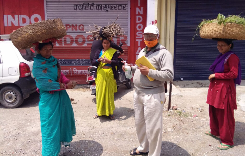उत्तराखंड के अल्मोड़ा में डॉक्टर और शिक्षक ने पेश की मिसाल, बीते ढाई महीने से गांव-गांव जाकर बांट रहे मास्क और सैनिटाजर