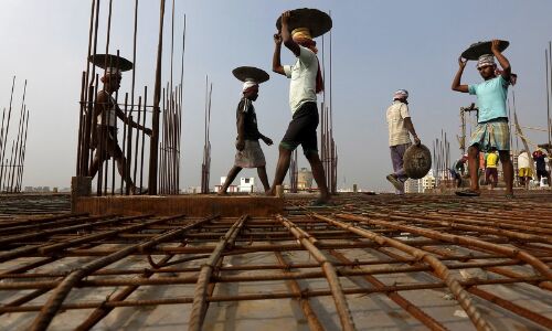 लॉकडाउन में कारखाने बंद होने से कम वेतन पर दूसरे काम करने को मजबूर हैं देश के लाखों मजदूर