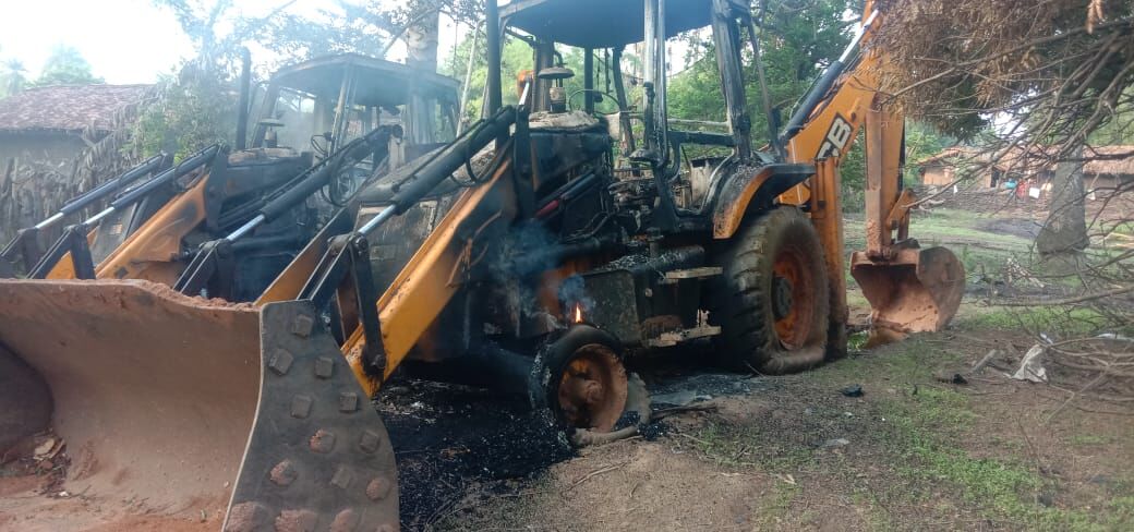 छत्तीसगढ़ में नक्सलियों ने करोड़ों की मशीनों को आग लगाई, क्षेत्र में पहली बार बन रही थी सड़क