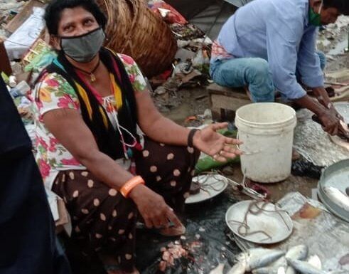कोलकाता की सर्कस क्वीन शारदा सिंह बेच रही हैं मछली, लॉकडाउन के आई मंदी को बताया कारण