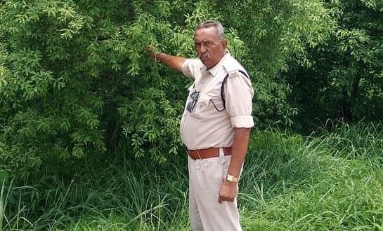 खुरपी वाले  एएसआई शत्रुघन इस तरह कर रहे प्रकृति का संरक्षण