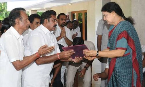 अगस्त में जेल से बाहर आएंगी वीके शशिकला, तमिलनाडु की राजनीति में मचेगी हलचल? अगस्त में जेल से बाहर आएंगी वीके शशिकला, तमिलनाडु की राजनीति में मचेगी हलचल?