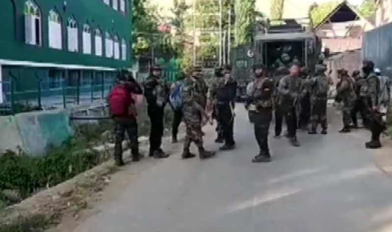 जम्मू कश्मीर के पुलवामा में आतंकियों से सुरक्षा बलों की मुठभेड़, एक मारा गया
