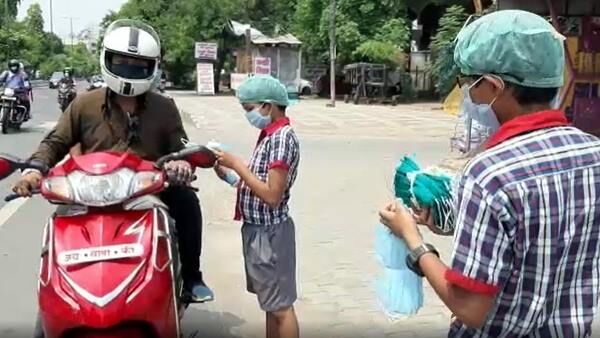 UP : स्कूल फीस भरने को नहीं हैं पैसे, सड़क पर मास्क बेचने को मजबूर हुए छात्र, मोदी-योगी से लगाई मदद की गुहार
