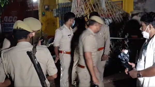 अंधविश्वास : पहले 8 साल की मासूम का किया अपहरण, फिर जला कर चिता की राख पर अर्द्धनग्न लेट गया, UP के हमीरपुर का है मामला अंधविश्वास : पहले 8 साल की मासूम का किया अपहरण, फिर जला कर चिता की राख पर अर्द्धनग्न लेट गया, UP के हमीरपुर का है मामला