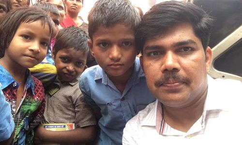 मां ने चूड़ियां बेच संघर्षों से जिस बेटे को बनाया आईएएस, वह बना गरीब-बेसहारा बच्चों का सहारा