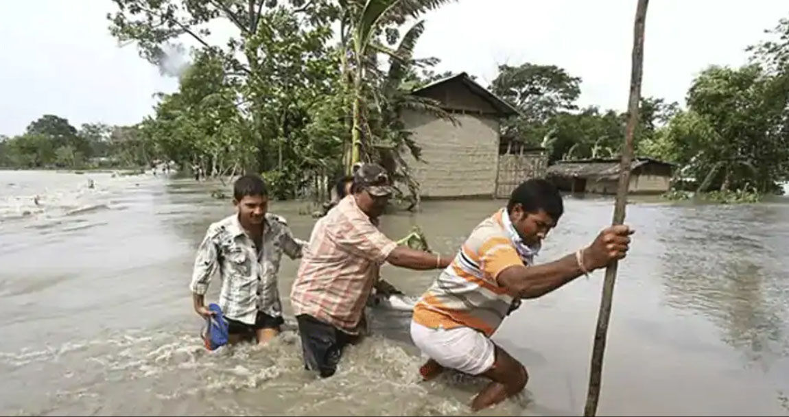 असम के 23 जिलों के 9.26 लाख लोग बाढ से प्रभावित, बाढ-भू धंसान से अबतक 43 की मौत