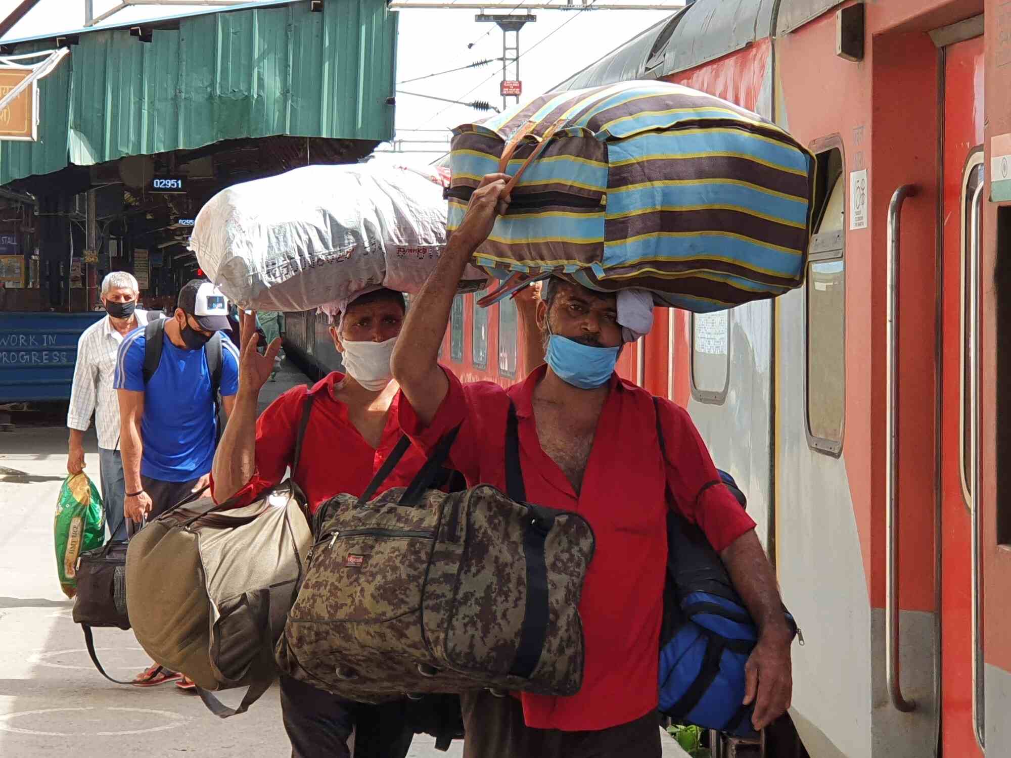 पटना में कुली रोजगार सम्मेलन आयोजित, सभी राजनीतिक दलों से कुलियों के रोजगार व सामाजिक सुरक्षा को घोषणापत्र में शामिल करने का किया आग्रह