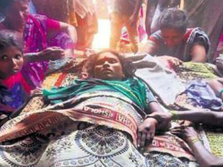 अंधविश्वास : गर्भवती महिला की मौत के बाद नहीं होने दिया अंतिम संस्कार, शव को पेड़ से बांधकर चला गया परिवार