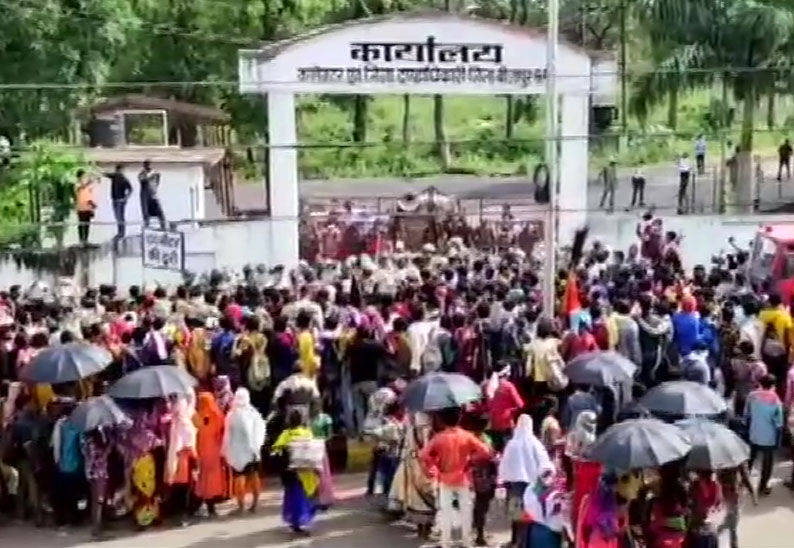 बीजापुर में मजदूरी की मांग को लेकर 50 गांवों के लोग डीएम कार्यालय में बेरिकेड तोड़ घुस आये