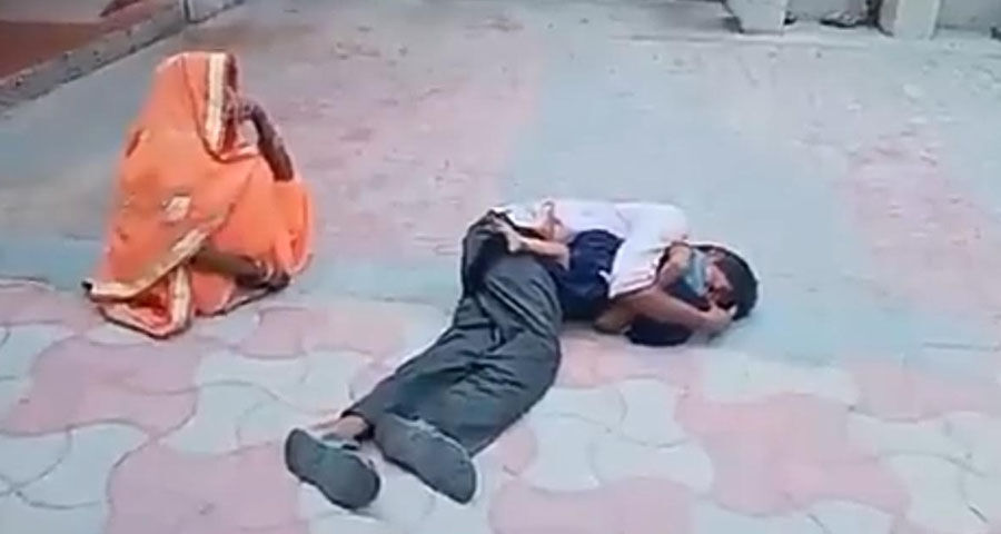 अस्पताल के बाहर मर चुके बच्चे को सीने से लगाकर देर तक रोता रहा पिता, इलाज के अभाव में हुई मौत