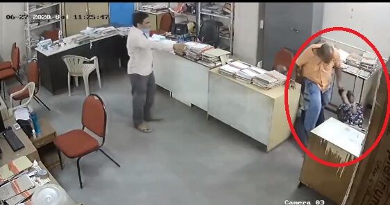 अपाहिज महिला कर्मचारी ने मास्क पहनने के लिए टोका तो सीनियर अधिकारी ने बरसाये लात-घूसे, वीडियो हुआ वायरल