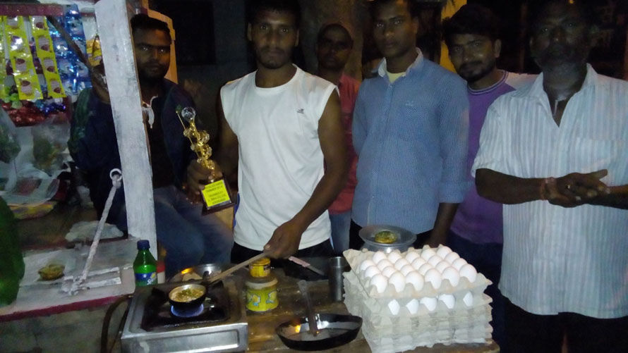 200 रुपये की कमाई के लिए मोकामा में अंडा-बिस्कुट बेच रहे हैं अंतरराष्ट्रीय कबड्डी खिलाड़ी सुधीर कुमार