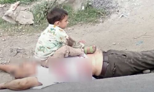 कश्मीर में फैले आतंकवाद का सबसे भयावह चेहरा, दादा के मृत शरीर पर बैठा मासूम