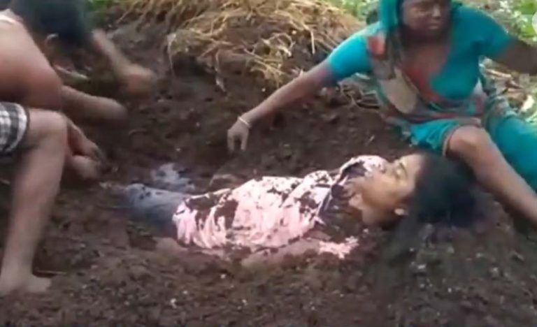 अंधविश्वास : वज्रपात में घायल 2 लोगों को बचाने के लिए दबा दिया गोबर में, दोनों की हुई मौत