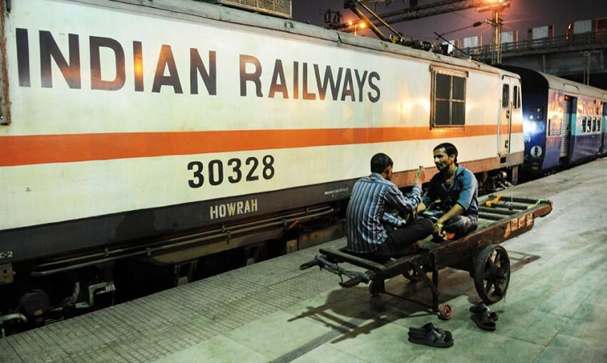 गरीबों की यात्रा का सबसे बड़ी साधन है ट्रेन, सरकार उसे भी सौंपने जा रही निजी हाथों में