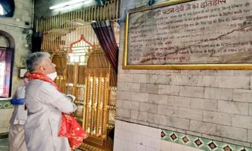 बिहार की जनता बाढ़ और बारिश से परेशान, बीजेपी प्रभारी लगे हैं मंदिर- मंदिर मत्था टेकने में