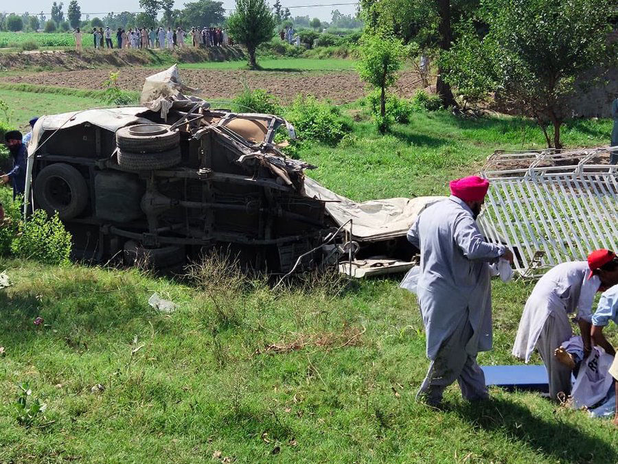 पाकिस्तान में ट्रेन से बस की टक्कर में 20 की मौत, मरने वालों में ज्यादातर सिख श्रद्धालु