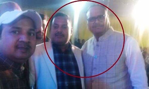 विकास दुबे के साथ नजर आए यूपी के लॉ मिनिस्टर तो पूर्व IAS ने पूछा, योगी जी कानून मंत्री को गिरफ्तार करेंगे क्या?