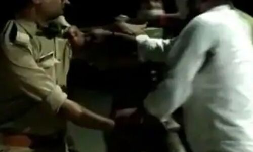 वाराणसी में मास्क के लिए टोका तो दारोगा व सिपाहियों को भाजपा नेता व उनके बेटे ने पीटा