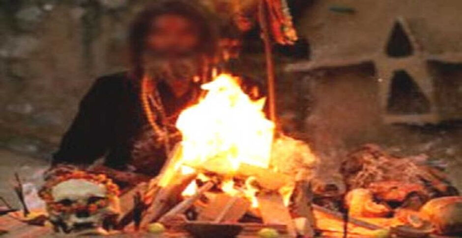 सांप के डसने से हुई युवक मौत, पोस्टमॉर्टम से पहले परिजनों ने बुलाया झाड़फूंक वाला