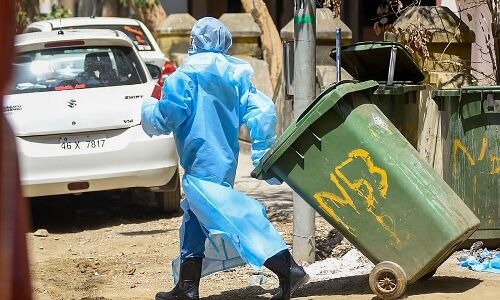 कोरोना मरीजों की सेवा करते हुए मरे इन सफाईकर्मियों ​के परिवारों को नहीं मिला कोई मुआवजा