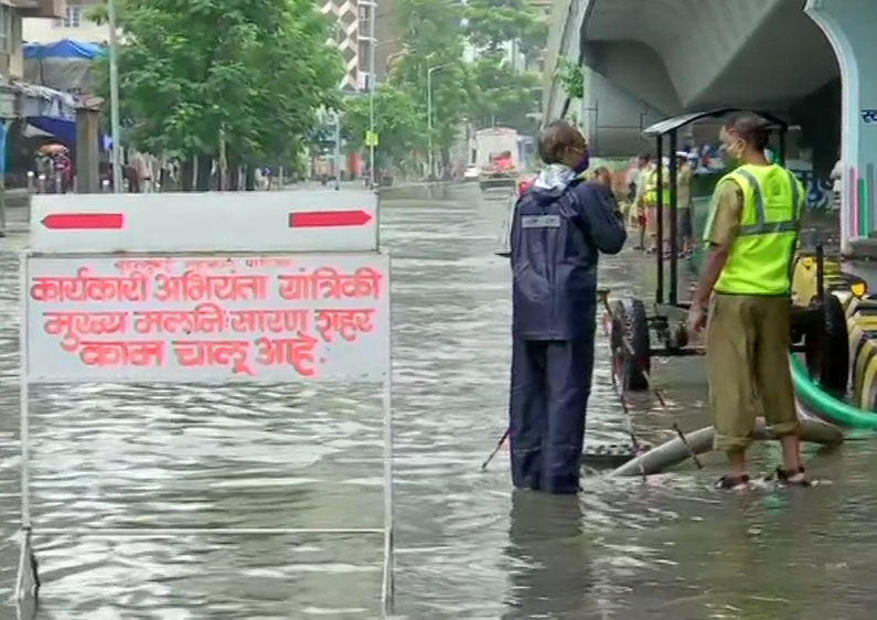 #MumbaiRains मुंबई में अगले तीन घंटों में भारी बारिश का खतरा, पहले से है निचले इलाकों में जल जमाव