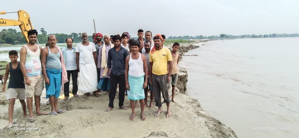 गंडक नदी के सारण तटबंध पर किए गए कटावरोधी कार्य से मुड़ी नदी की धारा, अब 3 गांवों के खेत जा रहे नदी के पेट में