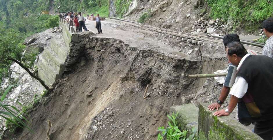 NH-10 पर हुआ भारी भूस्खलन, बंगाल-सिक्किम सड़क मार्ग का संपर्क टूटा
