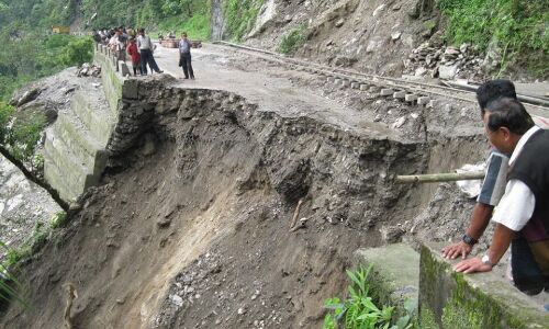 NH-10 पर हुआ भारी भूस्खलन, बंगाल-सिक्किम सड़क मार्ग का संपर्क टूटा