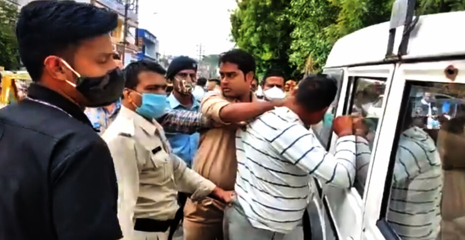 रोआब दिखा रहे विकास दुबे को पुलिसकर्मी ने जड़ा थप्पड़, सोशल मीडिया पर वायरल हुआ वीडियो