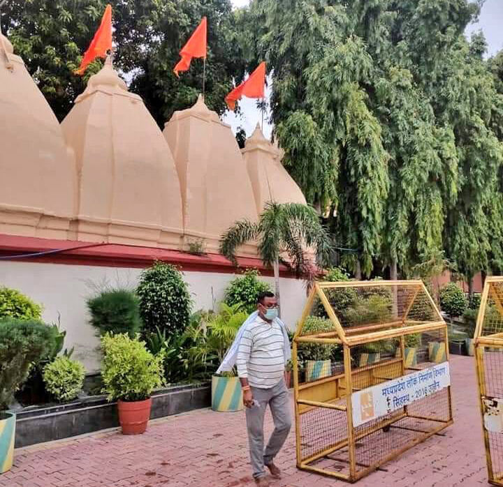 गैंगस्टर विकास दुबे वीआइपी पास लेकर महाकाल मंदिर में दर्शन के लिए गया था, मां बोली - सरकार जो चाहे उसके साथ करे गैंगस्टर विकास दुबे वीआइपी पास लेकर महाकाल मंदिर में दर्शन के लिए गया था, मां बोली - सरकार जो चाहे उसके साथ करे