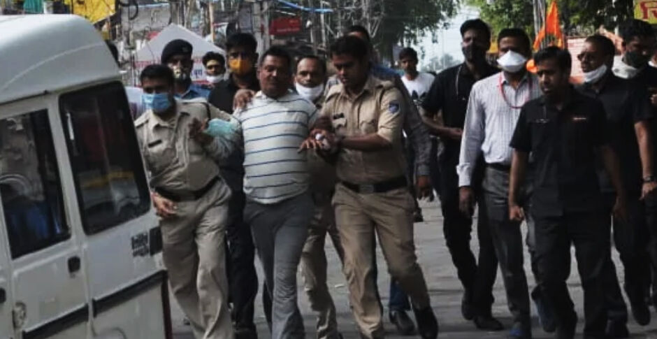 विकास की गिरफ्तारी से ठीक पहले हुआ था महाकाल थानाध्यक्ष का ट्रांसफर ! विकास की गिरफ्तारी से ठीक पहले हुआ था महाकाल थानाध्यक्ष का ट्रांसफर !