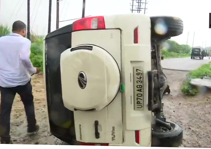 विकास दुबे इनकाउंटर पर यूपी एसटीएफ की थ्योरी, गाड़ी पलटी तो पांचों पुलिसकर्मी हो गए बेहोश...और भागने लगा गैंगस्टर विकास दुबे इनकाउंटर पर यूपी एसटीएफ की थ्योरी, गाड़ी पलटी तो पांचों पुलिसकर्मी हो गए बेहोश...और भागने लगा गैंगस्टर