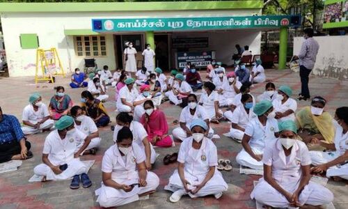 सरकारी अस्पताल के कोरोना वार्ड में काम कर रही नर्सों को मिल रहा घटिया खाना, किया विरोध प्रदर्शन सरकारी अस्पताल के कोरोना वार्ड में काम कर रही नर्सों को मिल रहा घटिया खाना, किया विरोध प्रदर्शन