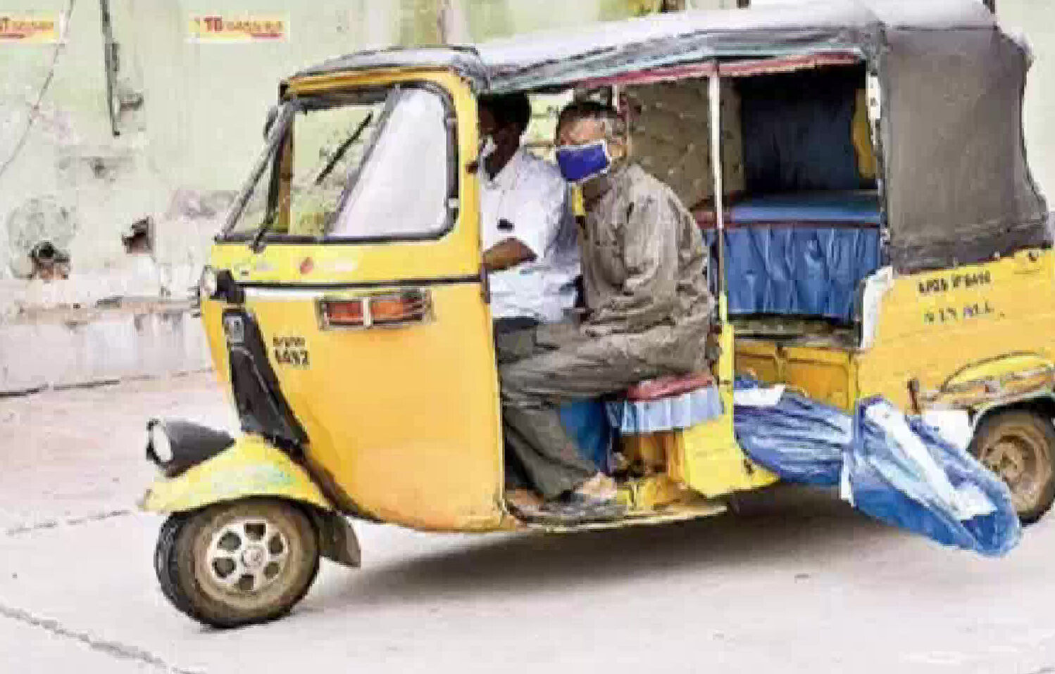 तेलंगाना में कोरोना से मृत व्यक्ति के शव को दफनाने के लिए खुले तौर पर ऑटो से ले जाया गया