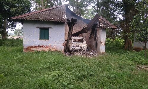 झारखंड के पश्चिम सिंहभूम में नक्सलियों का उपद्रव, वन विभाग के भवन को उड़ाया, वाहन जलाया