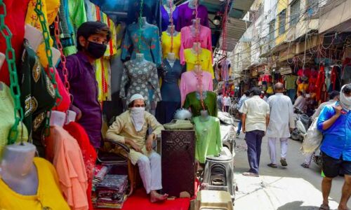 सूरत नगर निगम का कपड़ा व्यापारियों को आदेश, दुकान खोलते-बंद करते वक्त गाएं राष्ट्रगान और वंदे मातरम