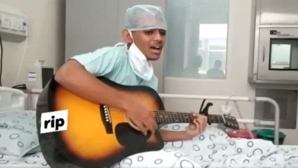 लड़के ने अस्पताल के बेड पर गाया अच्छा चलता हूं दुआओं में याद रखना, मौत के बाद VIDEO हुआ वायरल