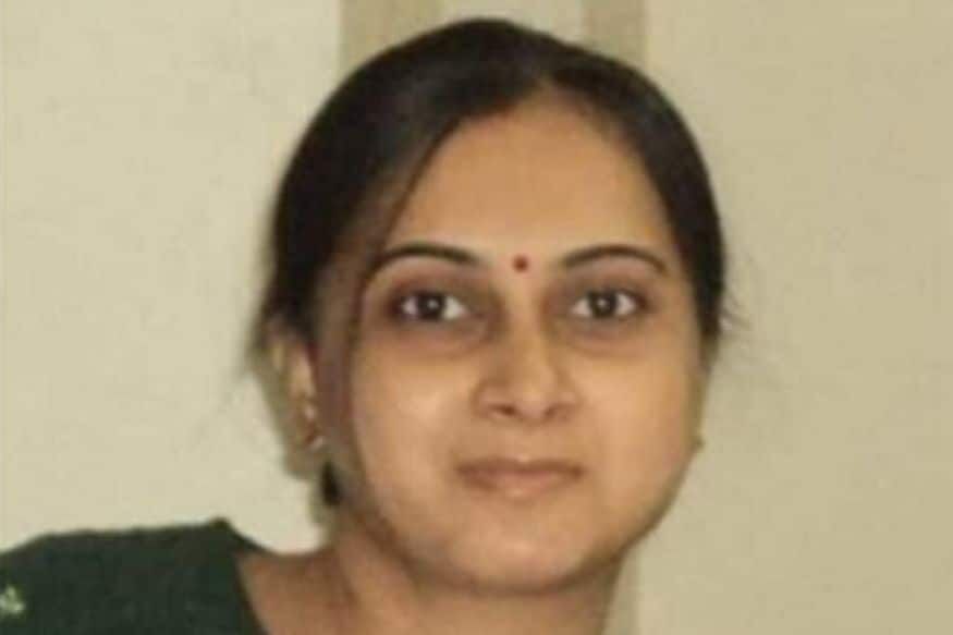 पश्चिम बंगाल में कोरोना से डीएम की मौत, झारखंड में डीसी की बेटी भी संक्रमित