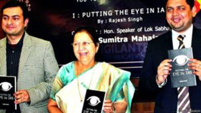 दुर्घटना में आंख की रौशनी गंवाने वाले राजेश सिंह झारखंड के पहले नेत्र दिव्यांग कलेक्टर बने